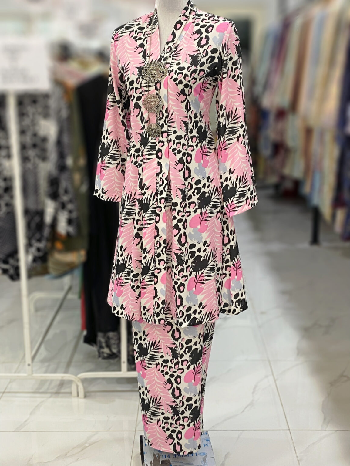 KEBAYA LABUH DANG ANUM BLACK PINK