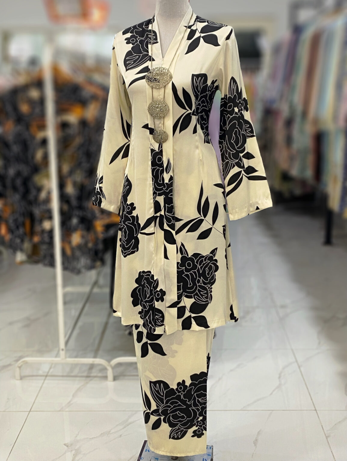 KEBAYA LABUH DANG ANUM CREAM BLACK