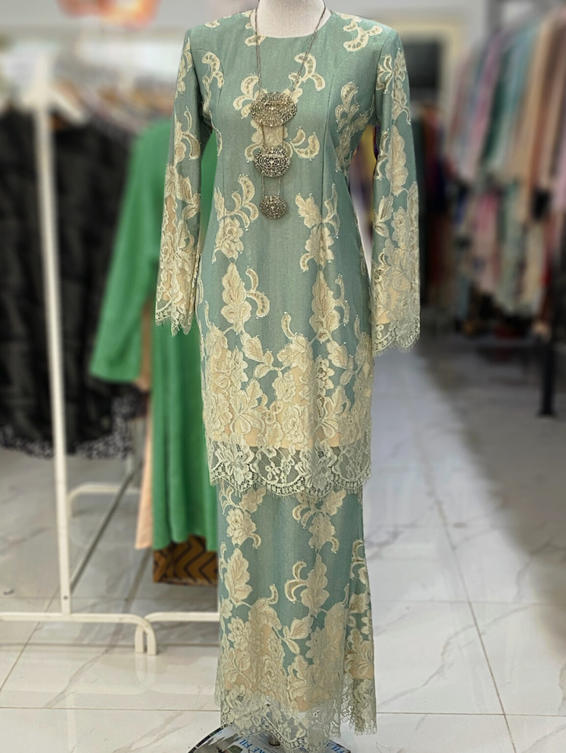 BAINON KURUNG LACE PREMIUM GREEN – Apple couture