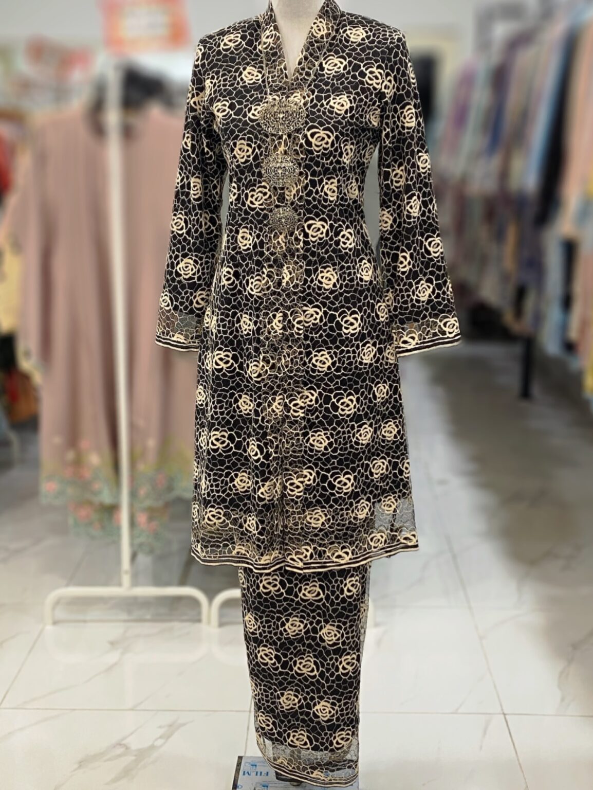 KEBAYA LABUH DANG ANUM LACE PREMIUM - Image 4