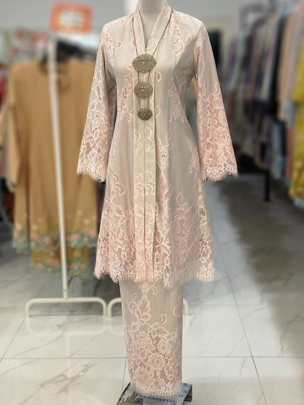 KEBAYA LABUH DANG ANUM LACE PREMIUM - Image 3