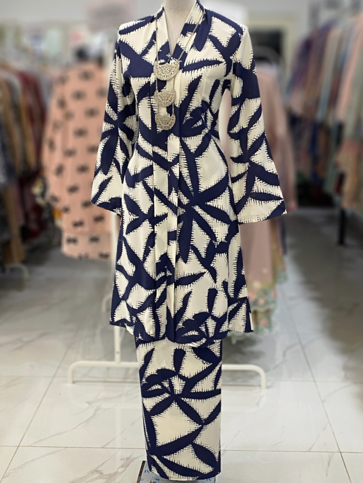 KEBAYA LABUH DANG ANUM ABSTRACT